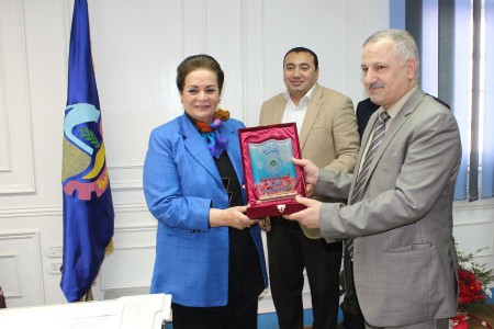 السفير عماد طارق الجنابي يهدي درع المجلس لمعالي الوزيرة المهندسة نادية عبده محافظ البحيرة .